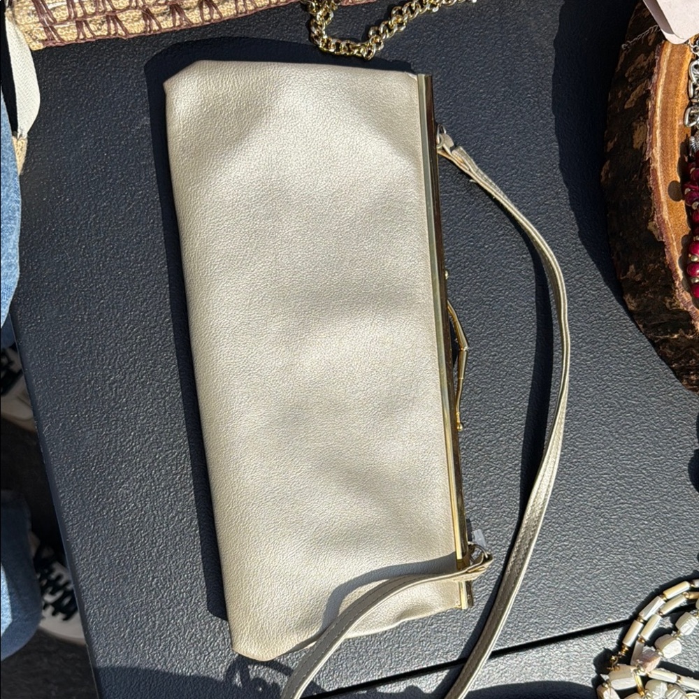 Vintage’s Elegant Cream Clutch